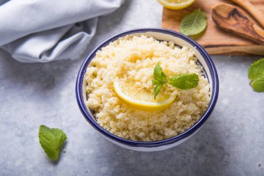Nane ve limonlu kuskus. Koyu kırsal masada. 