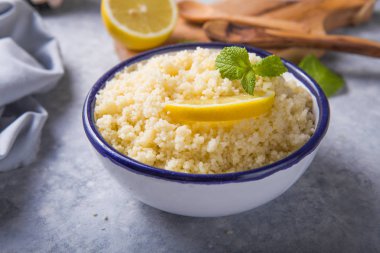 Nane ve limonlu kuskus. Koyu kırsal masada. 