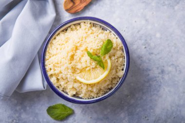 Nane ve limonlu kuskus. Koyu kırsal masada. 