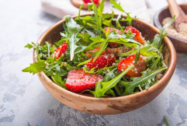 Diyet menü konsepti. Yaz Sağlıklı salata kinoalı, çilekli,