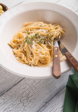 Krem peynirli, zeytinli, Fettucini Alfredo makarnalı..