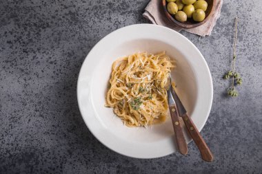 Krem peynirli, zeytinli, Fettucini Alfredo makarnalı..