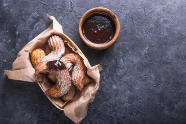 Lezzetli churros çubukları kızartılmış ve toz haline getirilmiş şeker.