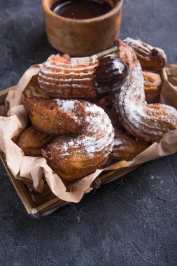 Lezzetli churros çubukları kızartılmış ve toz haline getirilmiş şeker.