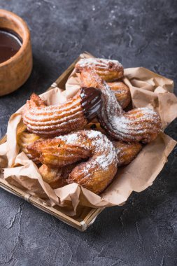 Lezzetli churros çubukları kızartılmış ve toz haline getirilmiş şeker.