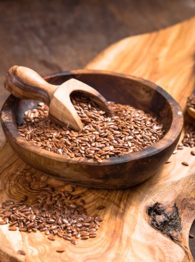 Tahta arka planda keten tohumu ya da kabın içinde çizgi