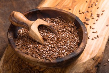 Tahta arka planda keten tohumu ya da kabın içinde çizgi