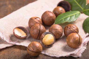 Macadamia fındığı istifleyin. Çekirdekleri ve kabukları çuvala koyup kur yapın.