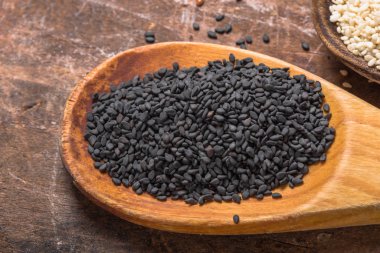 Tahta kaşıkta siyah susam tohumları. 