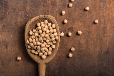 Kaşıkla organik nohut, çiğ kahverengi fasulye manzarası