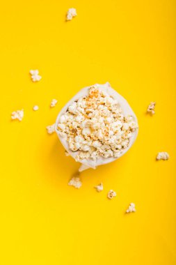 Sarı arka planda patlamış mısır görünüyor. Dümdüz uzanmak yok