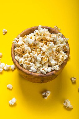 Sarı arka planda patlamış mısır görünüyor. Düz kâse.. 