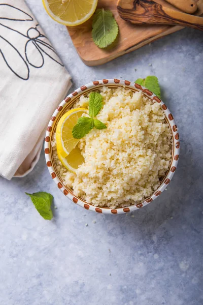 Couscous con menta e limone in piatto su tavolo rustico scuro da — Foto Stock