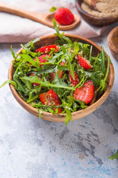 Σχέδιο μενού διαίτης. Καλοκαίρι Υγιεινή σαλάτα με κινόα, φράουλα, — Φωτογραφία Αρχείου