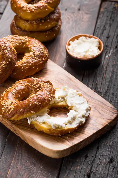 Bagels sandwich with cream cheese on wooden table — Stock Photo, Image