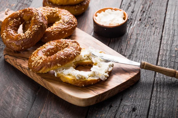 Bagels sandwich with cream cheese on wooden table — Stock Photo, Image