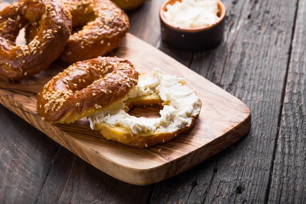 Sandwich bagels au fromage à la crème sur table en bois — Photo