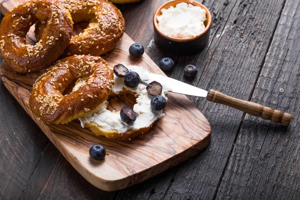 Bagels sandwich with cream cheese and blueberry on wooden table — Stock Photo, Image