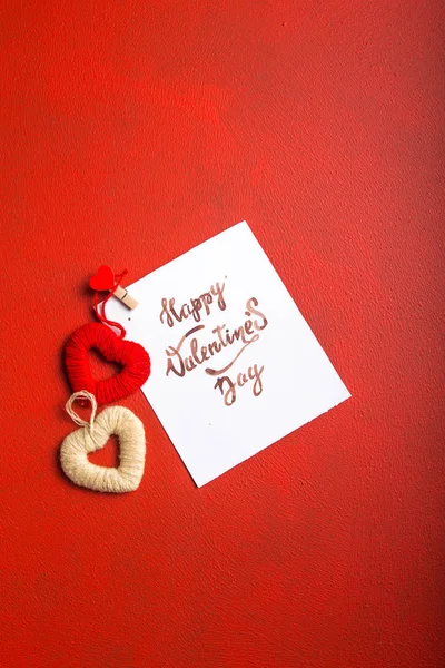 Сообщение с поздравлениями на день святого Валентина слово и игрушка на гр — стоковое фото
