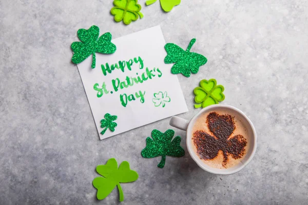 Happy Saint Patricks Day płaska kompozycja świecka z kartą, kawa — Zdjęcie stockowe