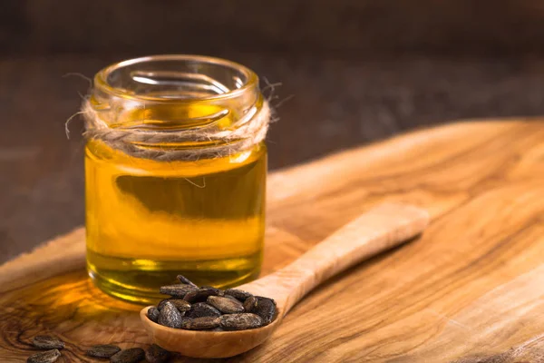 Semillas de sandía aceite y semillas crudas sobre fondo de madera . — Foto de Stock