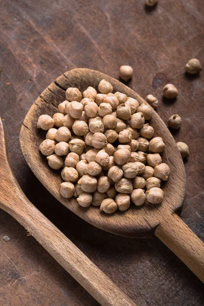 スプーンで有機ひよこ豆,生の茶色の豆のビュー — ストック写真