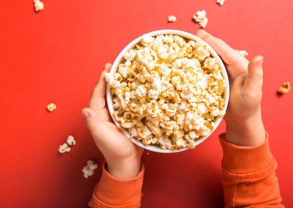 Попкорн сверху на красном фоне. Детский попкор
