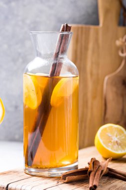 Kombu çayı ya da mayalanmış elma şarabı. Faydalı soğuk çay içeceği.