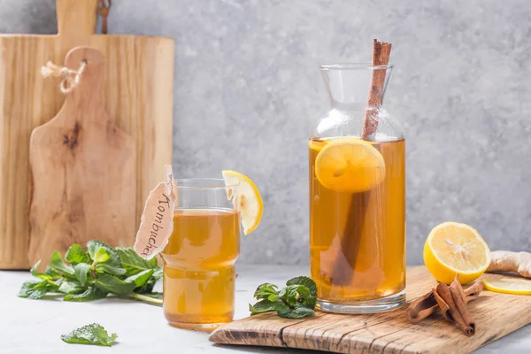 Kombu çayı ya da mayalanmış elma şarabı. Faydalı soğuk çay içeceği.