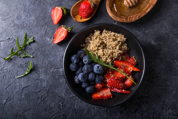 Healthy vegan diet salad quinoa with blueberry,strawberry, honey — 图库照片
