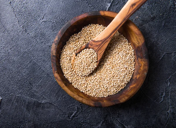 Quinoa Granos blancos en un tazón de madera y cuchara. Sanación sin gluten — Foto de Stock