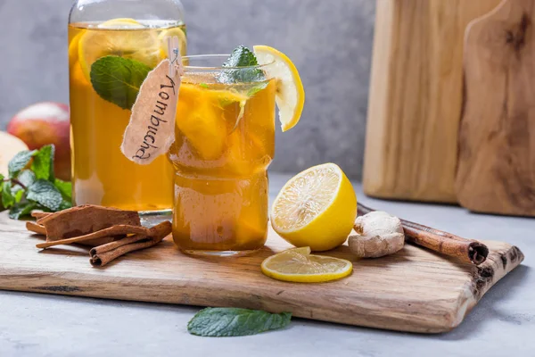 Chá saudável kombucha com limão e canela . — Fotografia de Stock