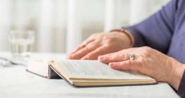 Yaşlı Kafkas Kadın bir kitap okuyor. Emeklilik Gevşemesi ve B