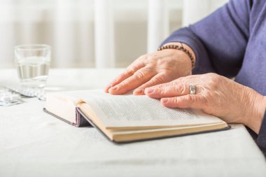 Yaşlı Kafkas Kadın bir kitap okuyor. Emeklilik Gevşemesi ve B