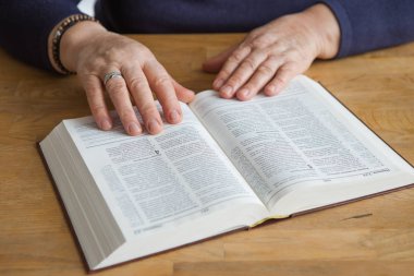 Yaşlı kadın Ukrayna İncili 'ni okudu. Bo okuyorum.