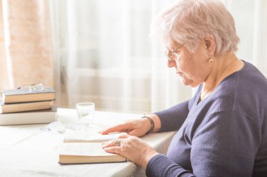 Yaşlı Kafkas Kadın bir kitap okuyor. Emeklilik Gevşemesi ve B