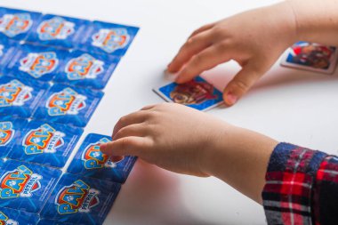 Kiev, Ukrayna - 31. Jeniaury 2020: Evde veya çocuk odasında resim oyunu oynayan sevimli çocuk. Mutlu sağlıklı çocuk hafızasını eğitiyor, düşünüyor. Çocuğun gelişim adımı ve eğitimi.