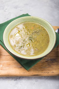 Brokoli çorbası püresi üzerine kızarmış baget ve zeytinyağı ile servis edilir. Tahta tahta bir görünüm üzerinde, düz döşeme, kopyalama alanı