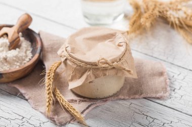 Ekmek yaprakları aktiftir. Startersourdough (ekmek pişirmek için mayalanacak su ve un karışımı). Sağlıklı beslenme kavramı