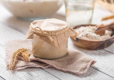 Ekmek yaprakları aktiftir. Startersourdough (ekmek pişirmek için mayalanacak su ve un karışımı). Sağlıklı beslenme kavramı