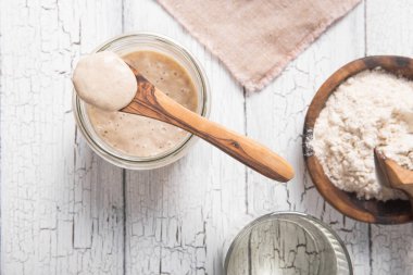 Ekmek yaprakları aktiftir. Startersourdough (ekmek pişirmek için mayalanacak su ve un karışımı). Sağlıklı beslenme kavramı