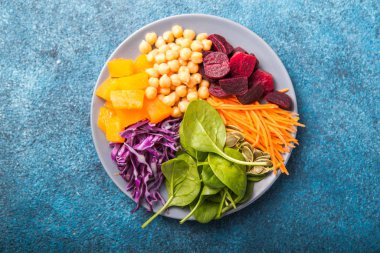 Nohut, pancar, taze ıspanak, balkabağı ve mor lahanalı Buda Kasesi. Sağlıklı vejetaryen detoks dengeli yemek kavramı. Üst Manzara. Boşluğu kopyala.