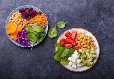İki tabak Buda kasesi ve bir bardak su. Sağlıklı vejetaryen detoks dengeli yemek kavramı. Üst Manzara. Boşluğu kopyala.