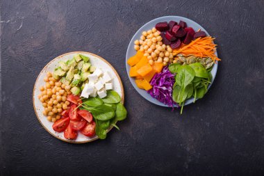 İki tabak Buda kasesi ve bir bardak su. Sağlıklı vejetaryen detoks dengeli yemek kavramı. Üst Manzara. Boşluğu kopyala.