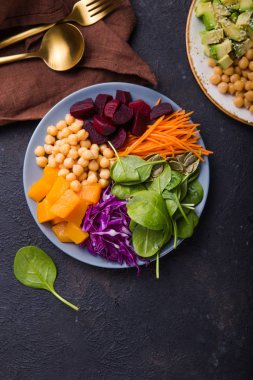 Nohut, pancar, taze ıspanak, balkabağı ve mor lahanalı Buda Kasesi. Sağlıklı vejetaryen detoks dengeli yemek kavramı. Üst Manzara. Boşluğu kopyala.
