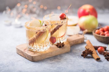 Noel Baharatlı Elma Şarabı veya punç içeceği. Mevsimlik düşüncelere dalmış Geleneksel sonbahar, kış içecekleri ve elmalı, tarçınlı, anason kokteylleri.