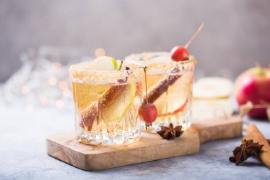 Noel Baharatlı Elma Şarabı veya punç içeceği. Mevsimlik düşüncelere dalmış Geleneksel sonbahar, kış içecekleri ve elmalı, tarçınlı, anason kokteylleri.