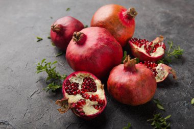 Siyah taş bir masada sulu ve olgun nar. en üstteki görünüm