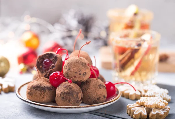 Kerst Zoete Snoepjes Desserttafel Ballen Van Biscuit Met Kers Loli — Stockfoto
