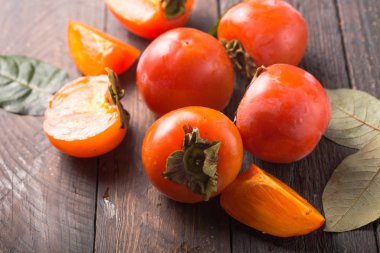 Olgunlaşmış hurma ve dilimlenmiş taş bir zemin .